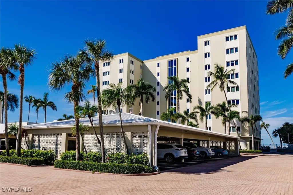 2885 Gulf Shore Boulevard N Naples FL 34103