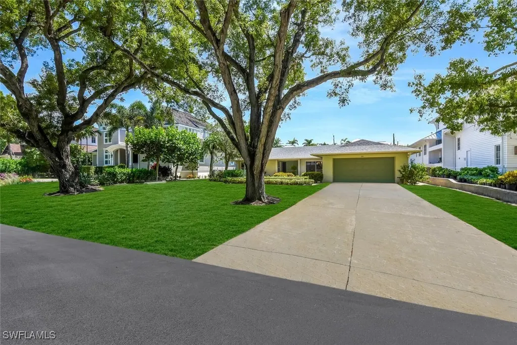 150 1st Avenue N Naples FL 34102