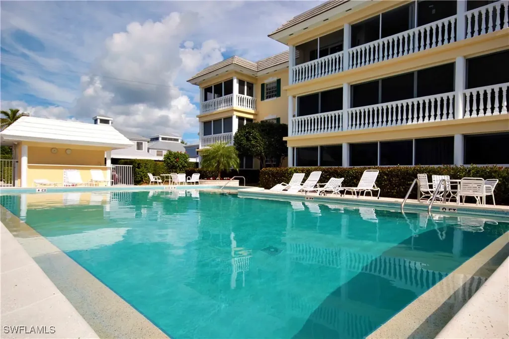 666 3rd Street S Naples FL 34102-6552