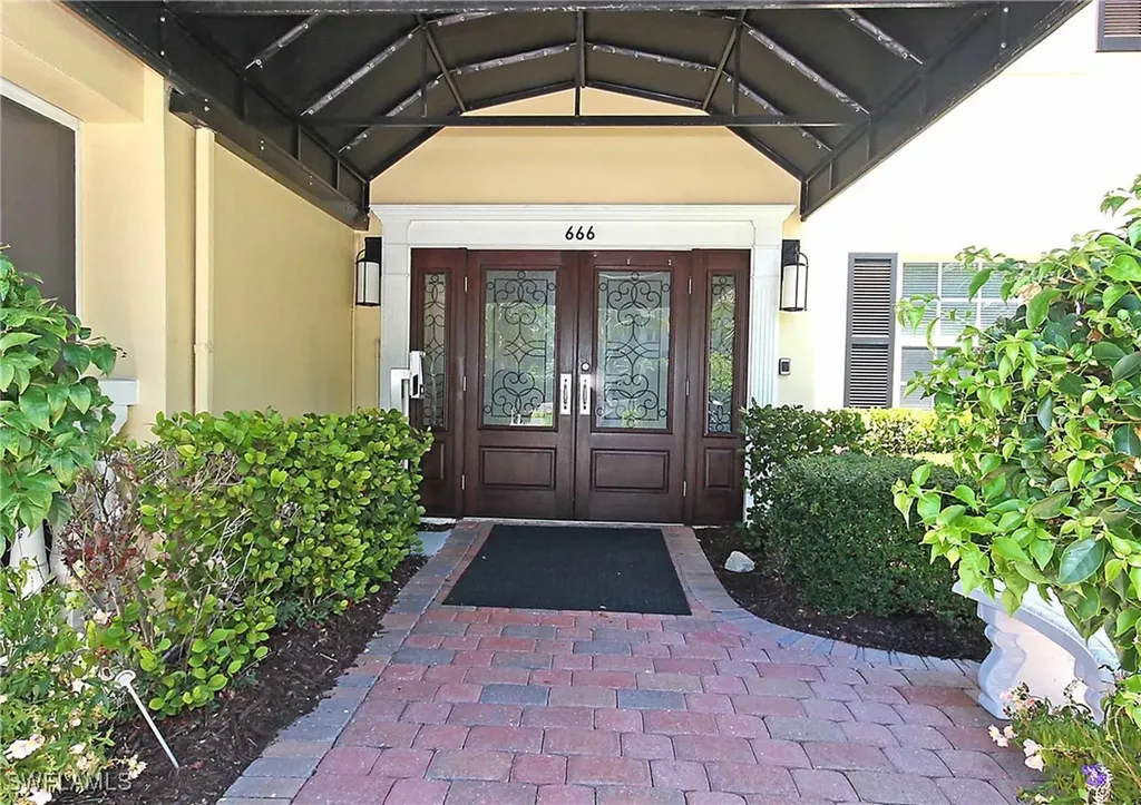 666 3rd Street S Naples FL 34102-6552