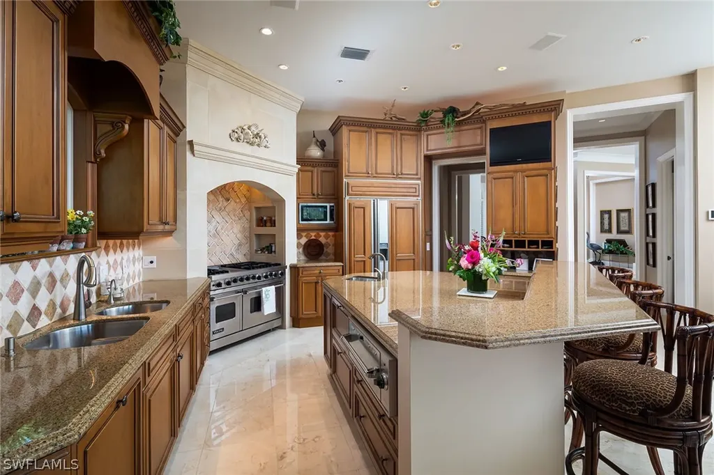 980 Barcarmil Way Naples FL 34110