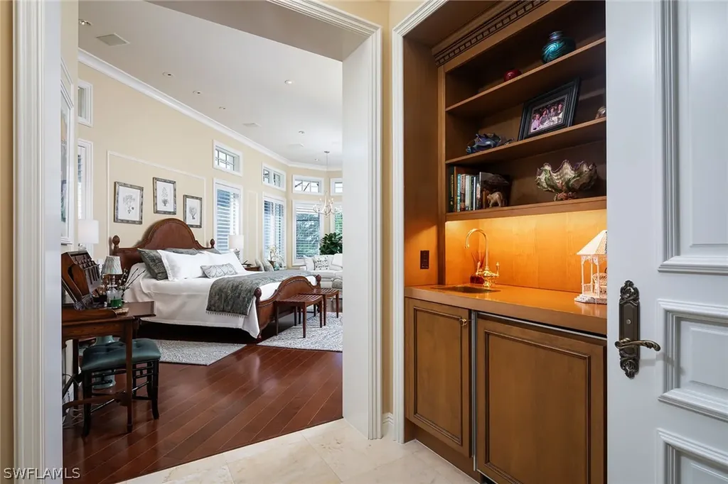 980 Barcarmil Way Naples FL 34110