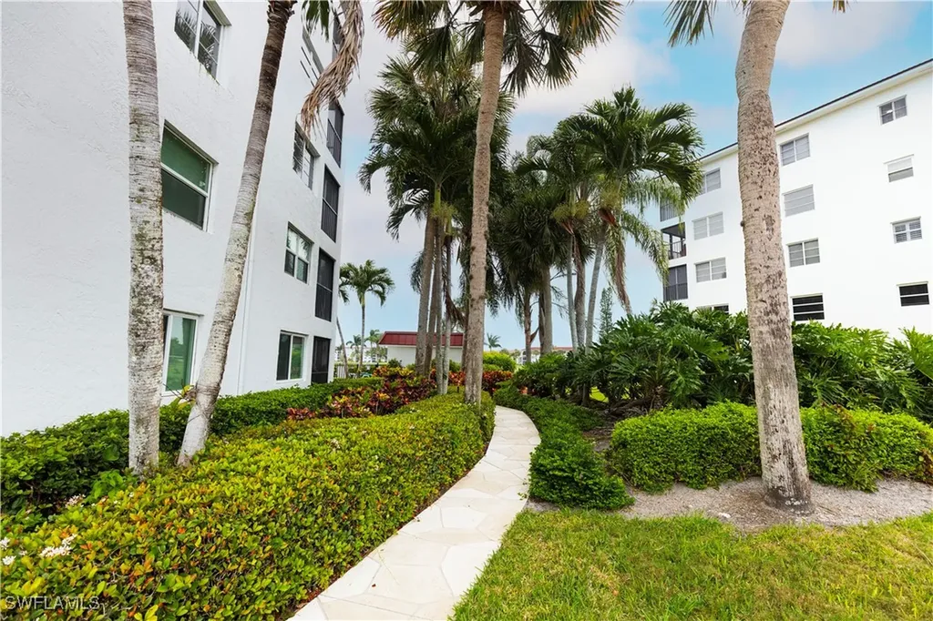 37 High Point Circle E Naples FL 34103