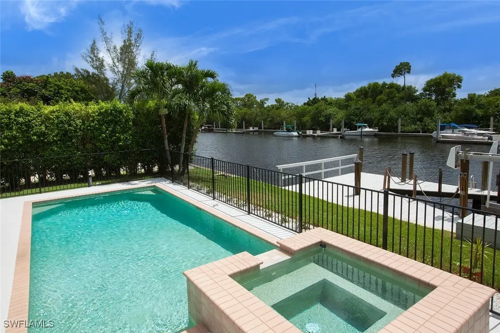 2048 Harbor Lane Naples FL 34104