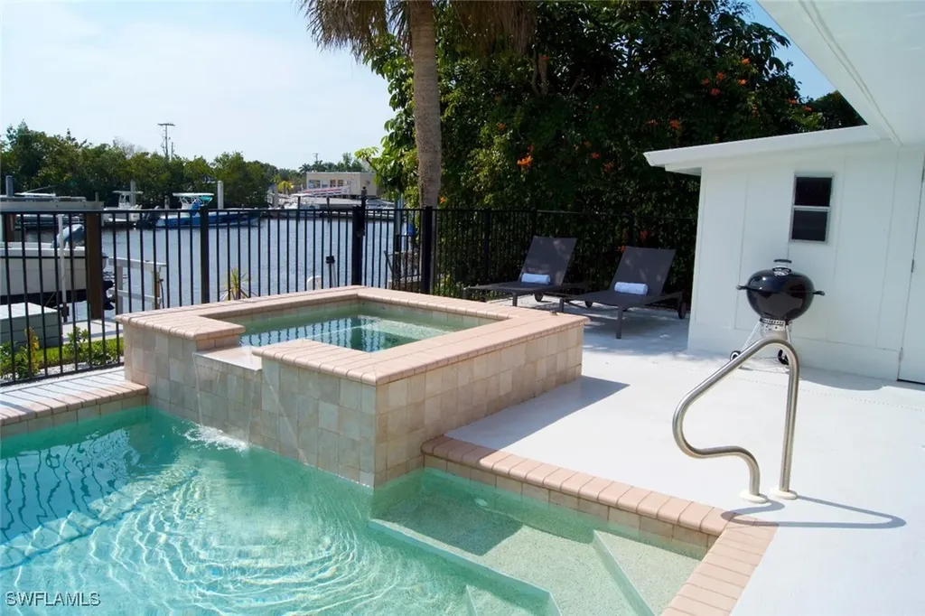 2048 Harbor Lane Naples FL 34104