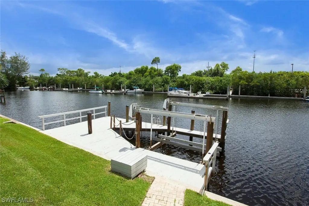2048 Harbor Lane Naples FL 34104