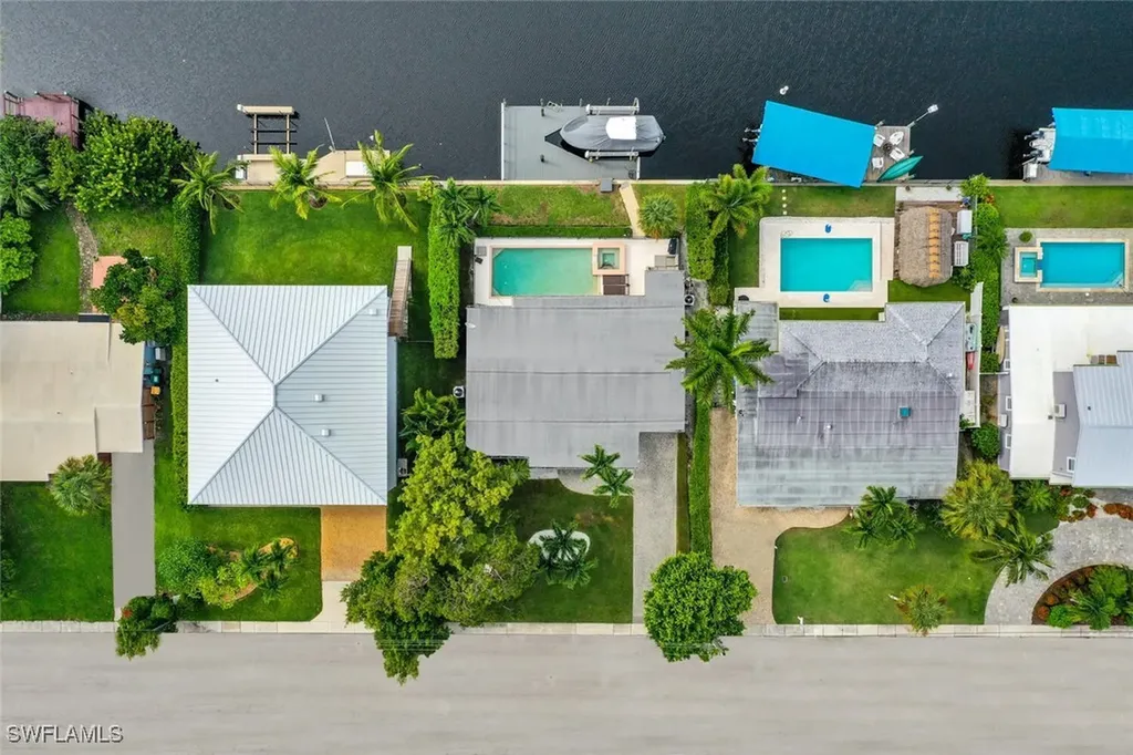 2048 Harbor Lane Naples FL 34104