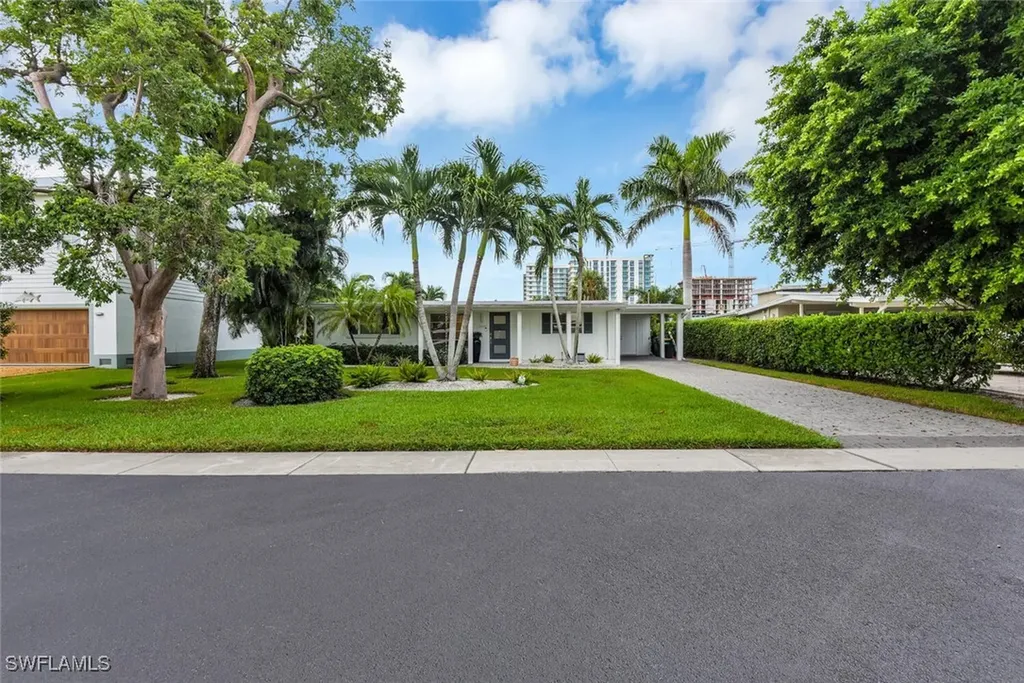 2048 Harbor Lane Naples FL 34104