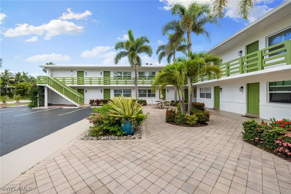 975 9th Avenue S Naples FL 34102