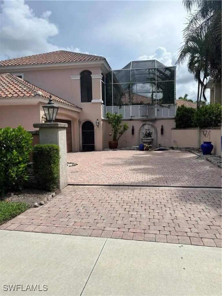 525 Via Veneto Naples FL 34108