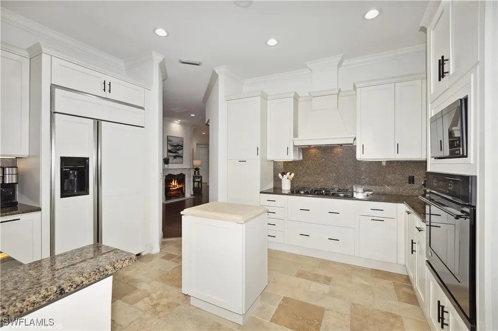 6501 Crown Colony Place Naples FL 34108