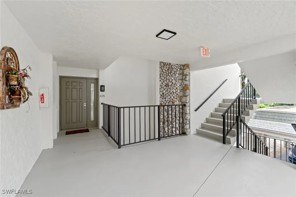 425 Wildwood Lane Naples FL 34105