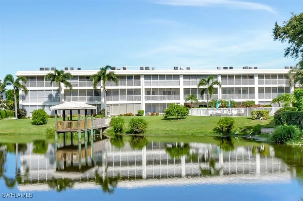 3105 Riviera Drive Naples FL 34103