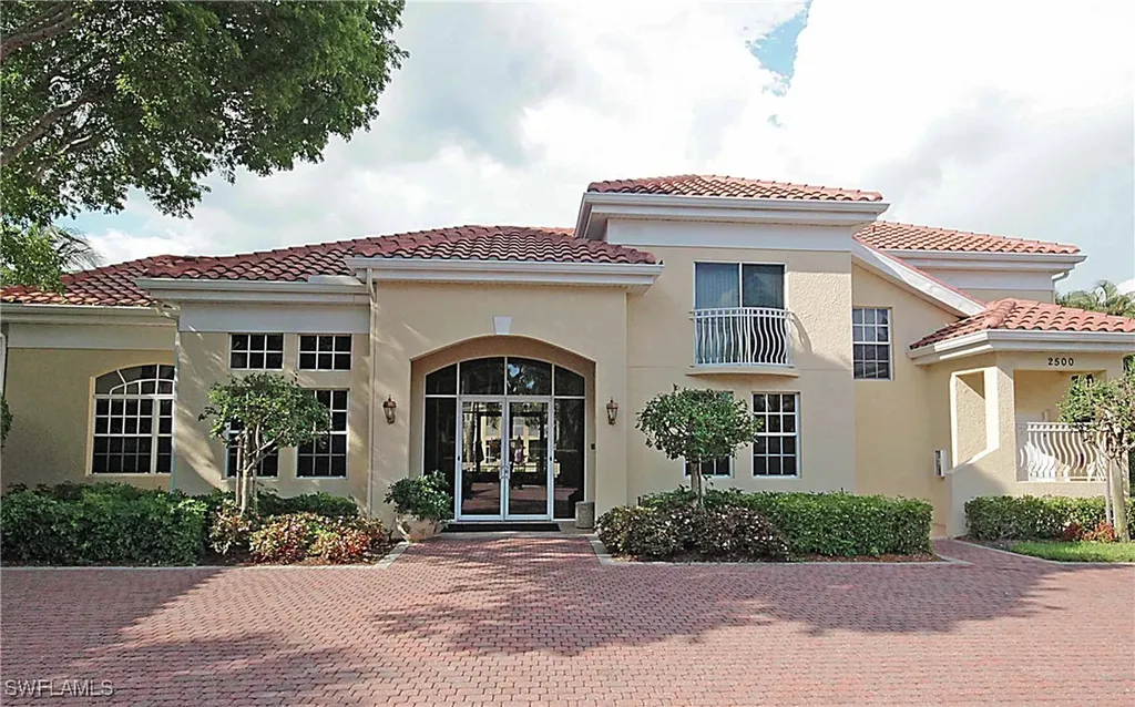 500 L'ambiance Circle Naples FL 34108