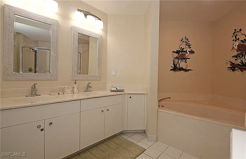 500 L'ambiance Circle Naples FL 34108