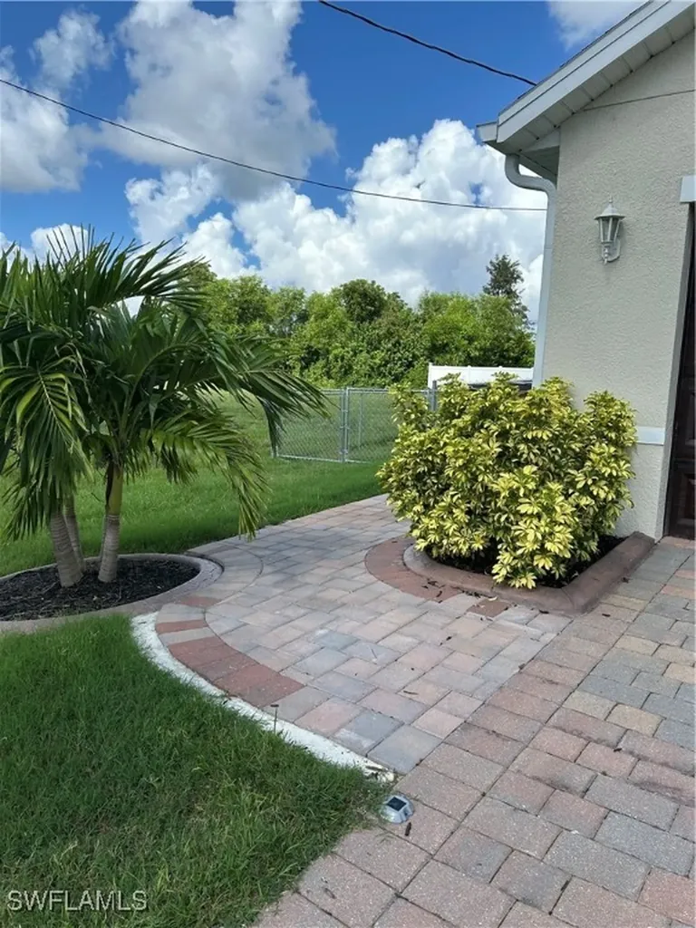 406 SW 25th Place Cape Coral FL 33991