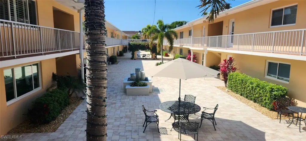 548 Broad Avenue S Naples FL 34102