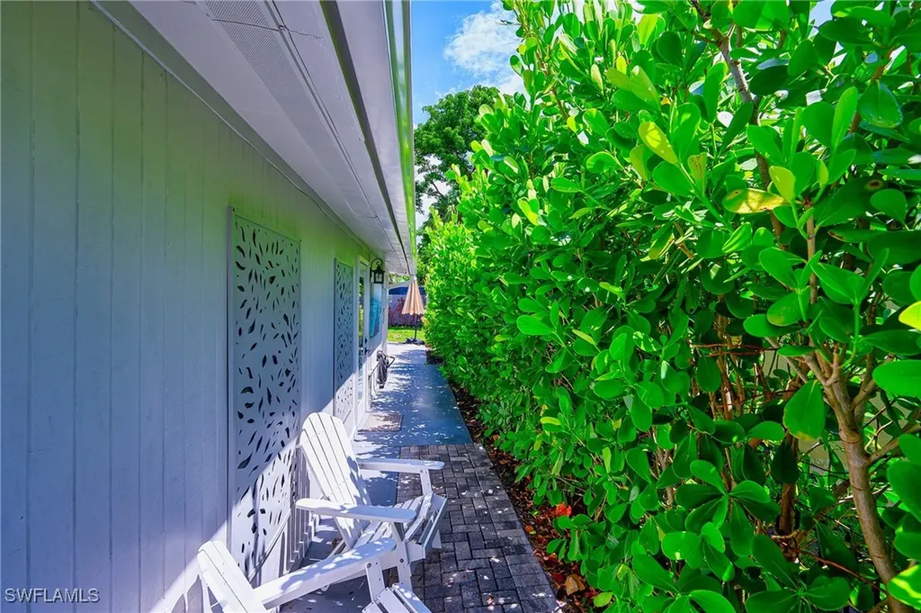 757 101 Avenue N Naples FL 34108