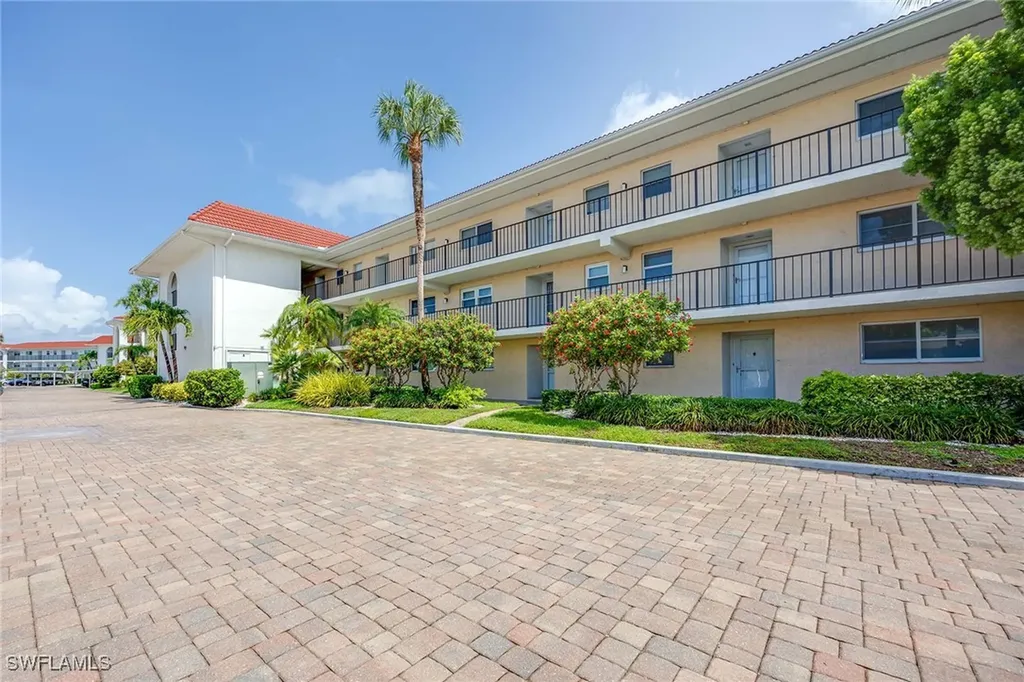 Naples FL, 45 High Point Circle S, Unit 303