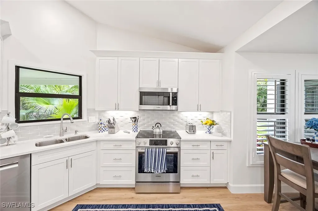 571 Park Shore Drive Naples FL 34103