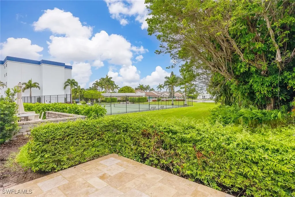571 Park Shore Drive Naples FL 34103