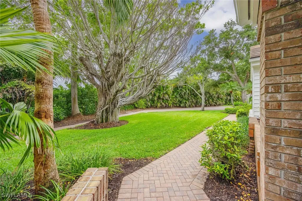 571 Park Shore Drive Naples FL 34103