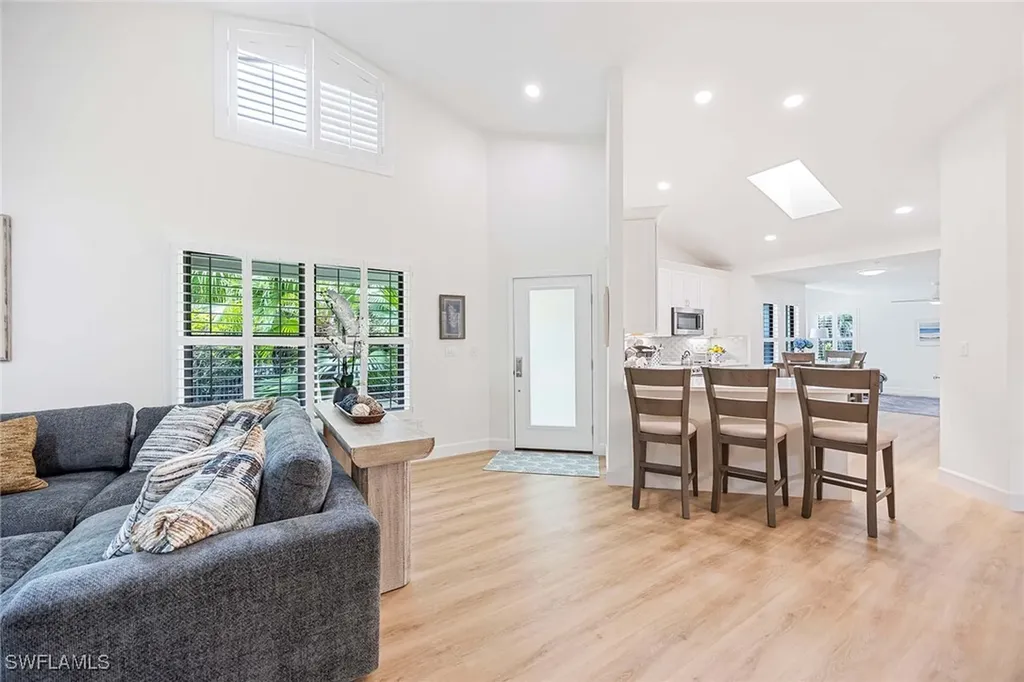 571 Park Shore Drive Naples FL 34103