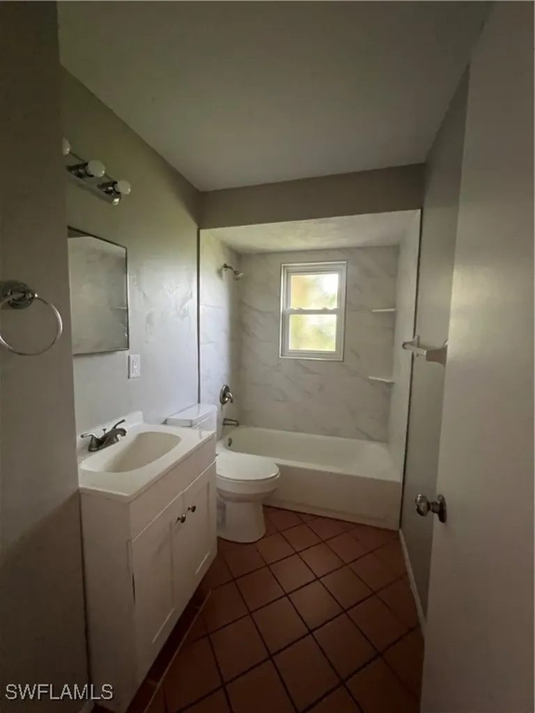 1833 SE 1st Terrace Cape Coral FL 33990