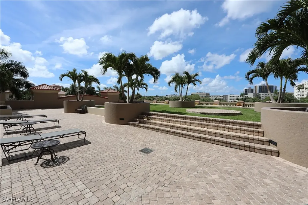 2090 W First Street Fort Myers FL 33901