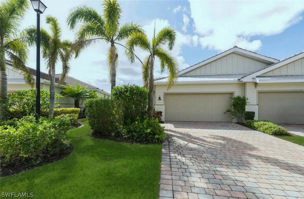 14827 Edgewater Circle Naples FL 34114