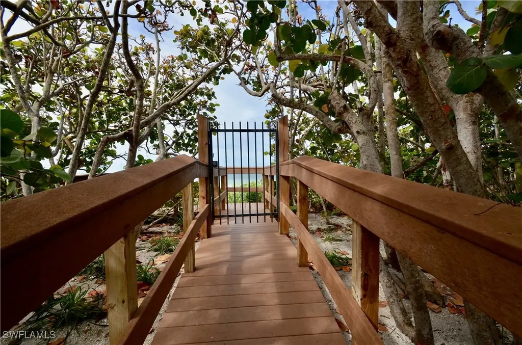 10851 Gulf Shore Drive Naples FL 34108-3004