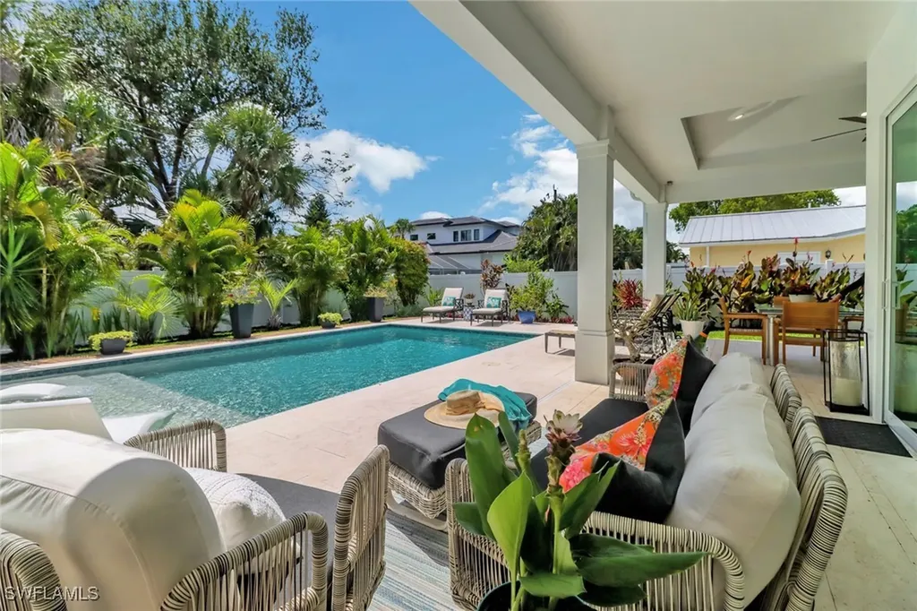 1262 10th Street N Naples FL 34102