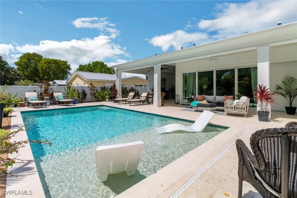 1262 10th Street N Naples FL 34102