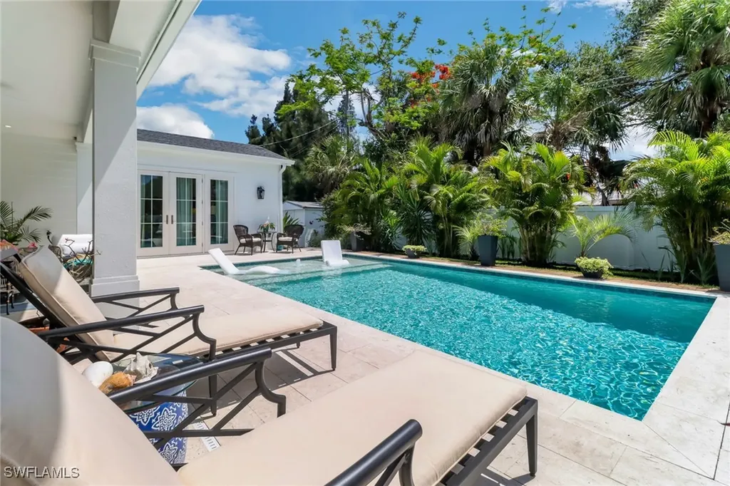 1262 10th Street N Naples FL 34102