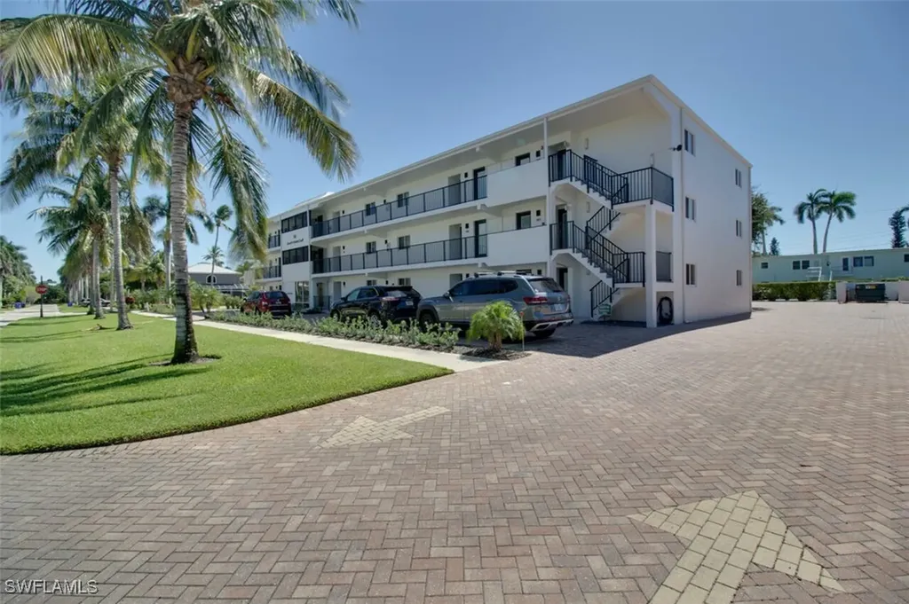 250 7th Avenue S Naples FL 34102
