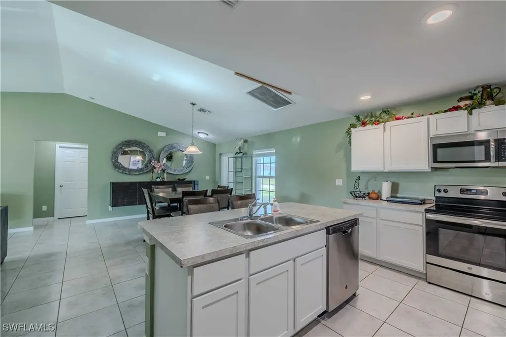 1818 NE 6th Place Cape Coral FL 33909
