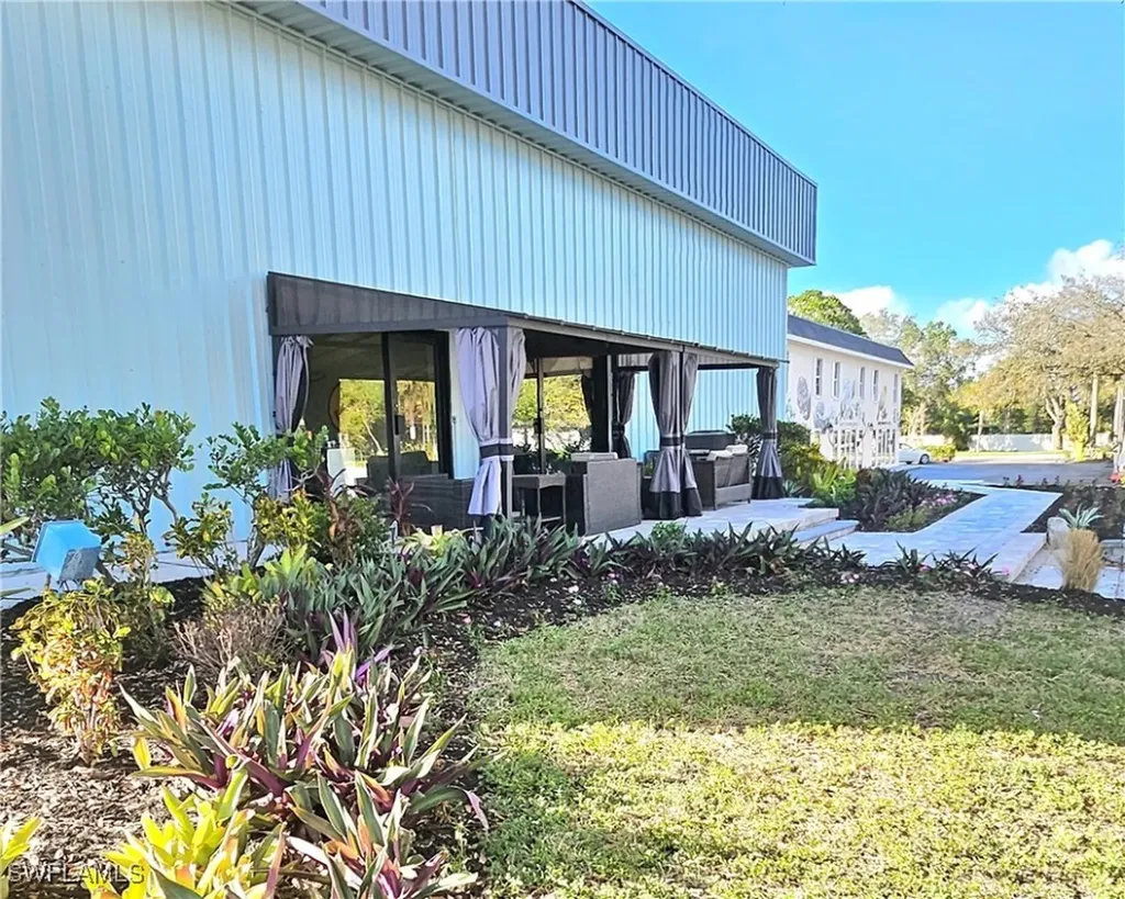 3270 Bayshore Drive Naples FL 34112