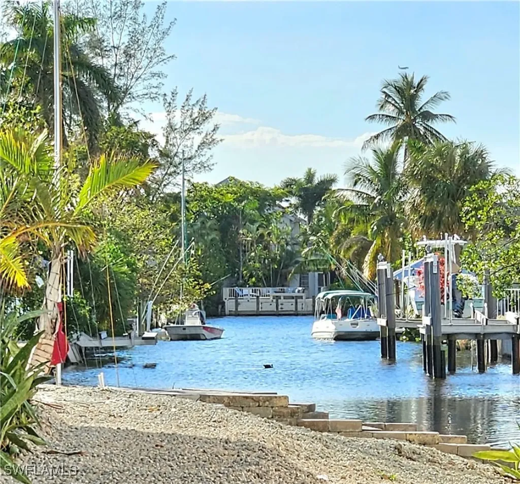 3270 Bayshore Drive Naples FL 34112