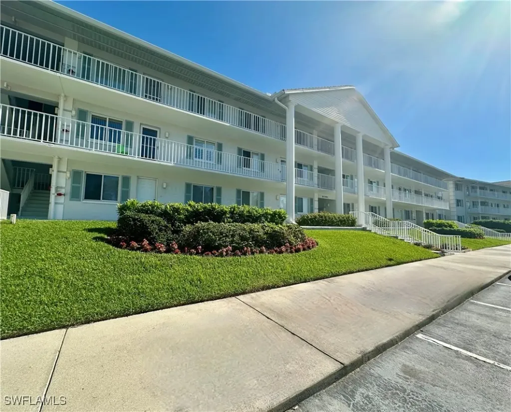 10686 Gulfshore Drive Naples FL 34108-3041