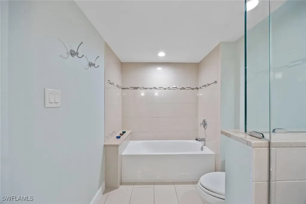 6585 Nicholas Boulevard Naples FL 34108