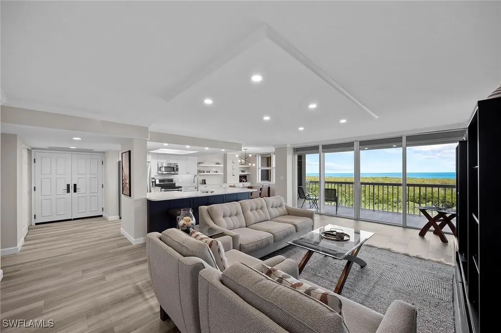 6585 Nicholas Boulevard Naples FL 34108