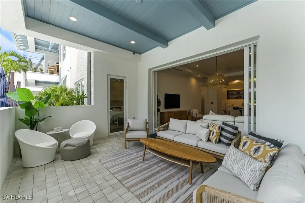 201 8th Street S Naples FL 34102
