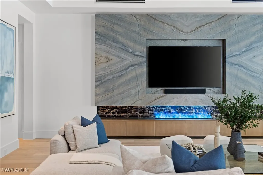 850 10th Street N Naples FL 34102