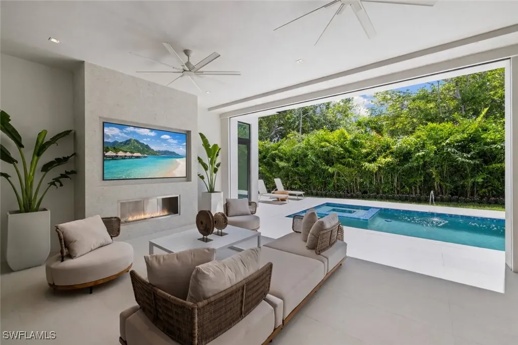 850 10th Street N Naples FL 34102