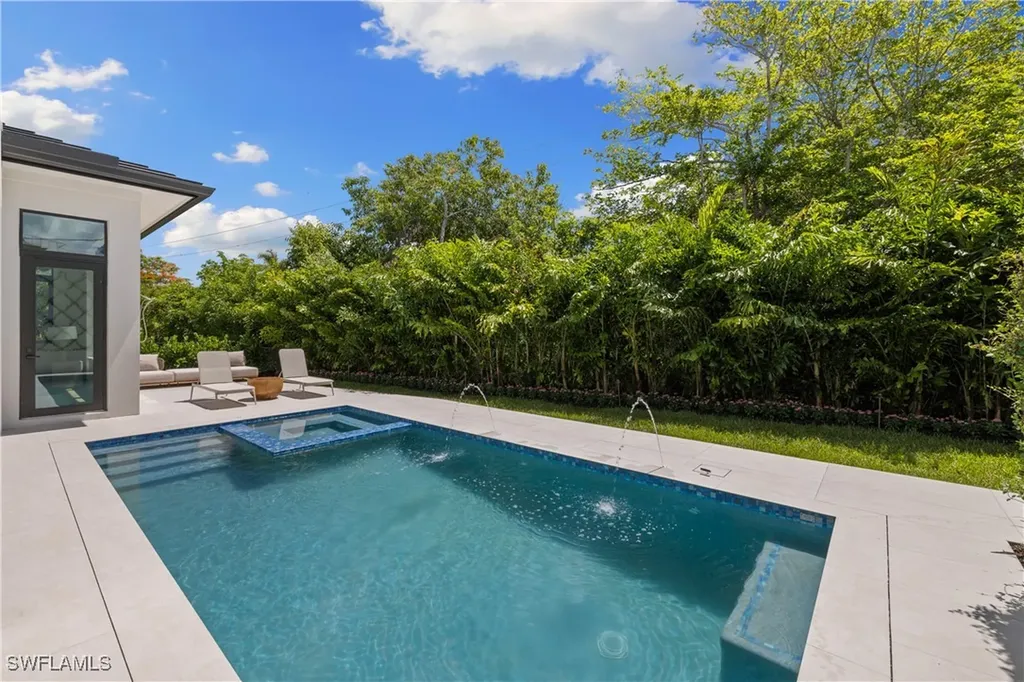 850 10th Street N Naples FL 34102