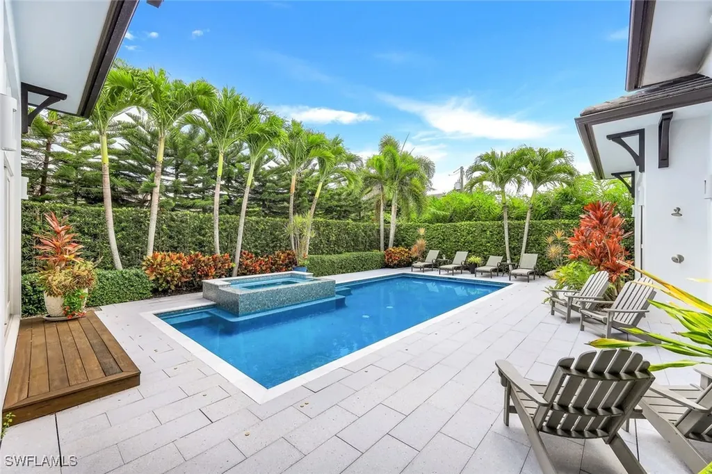 425 Harbour Drive Naples FL 34103