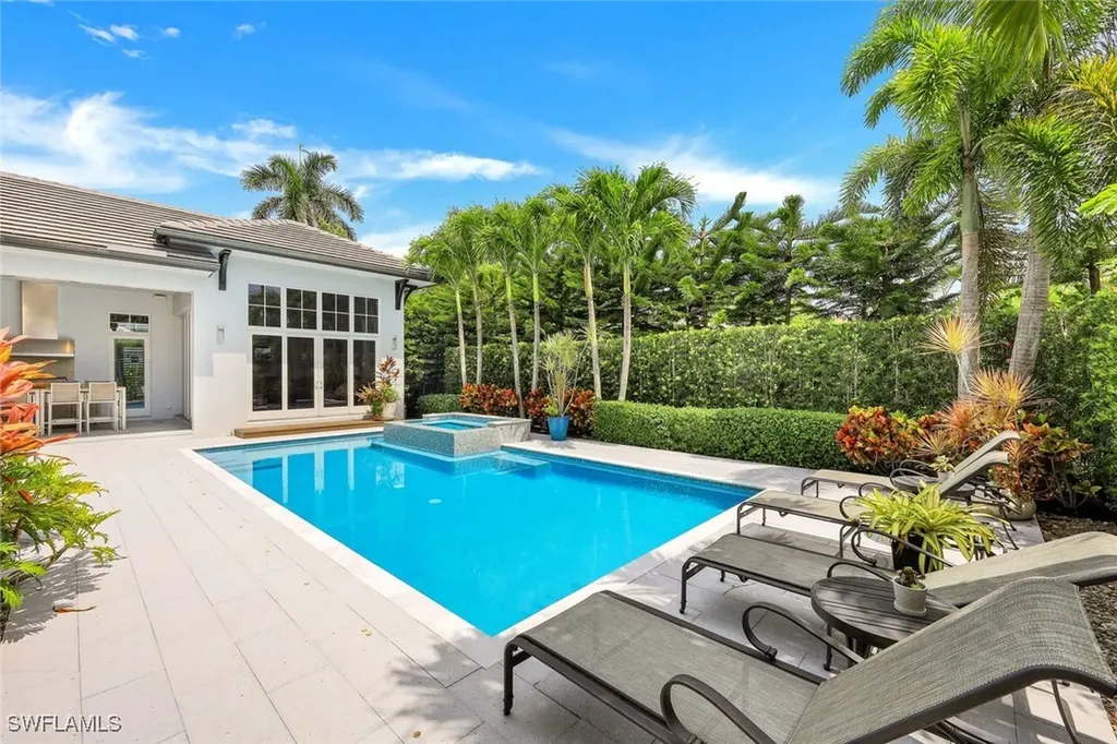 425 Harbour Drive Naples FL 34103