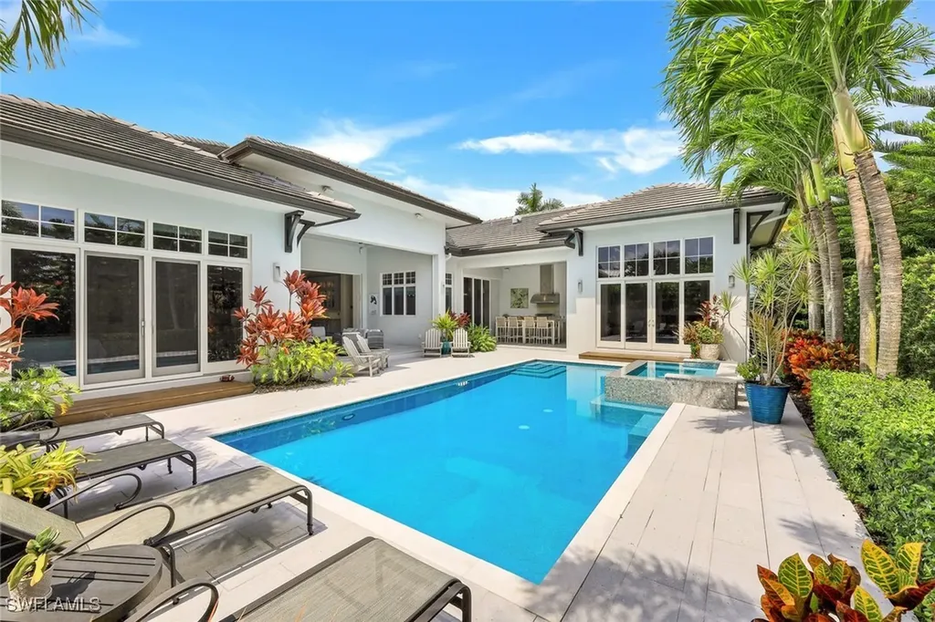 425 Harbour Drive Naples FL 34103