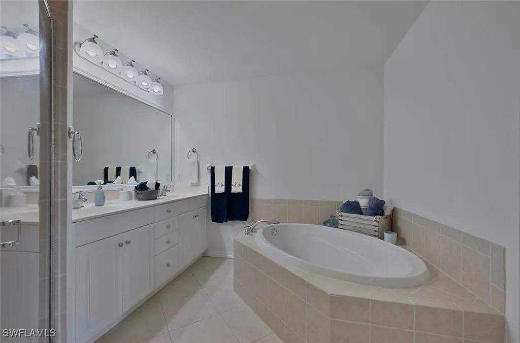 3993 Bishopwood Court E Naples FL 34114