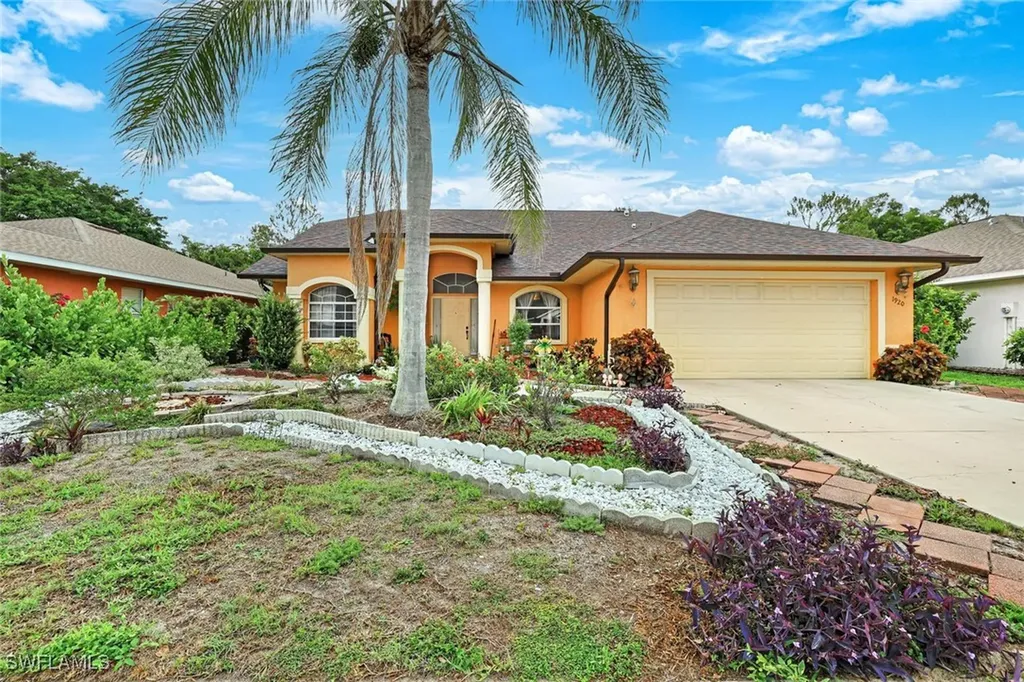1920 Piccadilly Circus Naples FL 34112